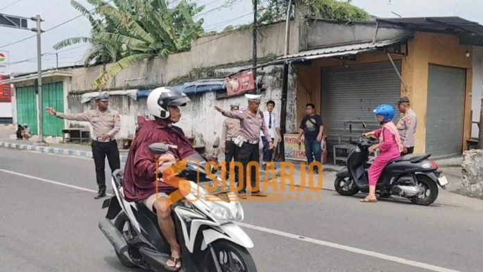 Unit Lalu Lintas Polsek Sidoarjo Kota saat melakukan upaya penertiban pengendara motor melalui pendekatan persuasif dan edukatif / Foto: Yard