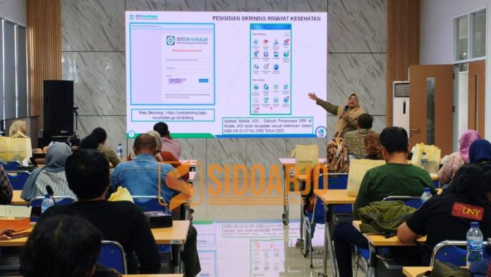 Kepala Bagian Penjamin Manfaat dan Utilisasi BPJS Kesehatan Cabang Sidoarjo, Shinta Febrina Nasution, saat pemaparan dalam pertemuan media yang digelar di Kantor BPJS Kesehatan Cabang Sidoarjo, Rabu (17/12/2025) / Foto: Yard