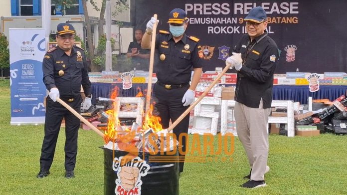 Petugas saat membakar rokok ilegal / Foto: hnf