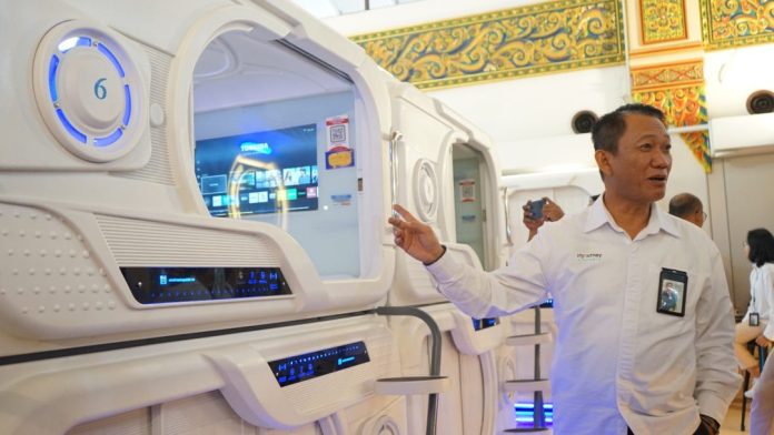 General Manager Bandara Juanda, Muhammad Tohir, saat memperkenalkan Tab Capsule/Foto: istimewa