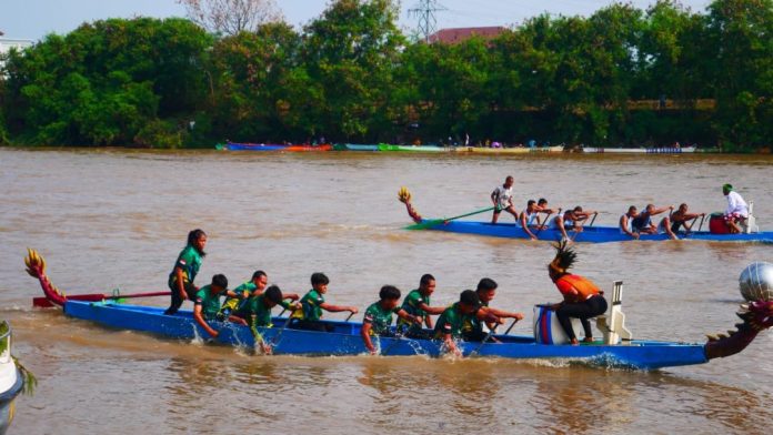 Lomba perahu naga yang diadakan di Sungai Porong/Foto: istimewa
