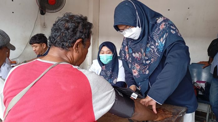 Petugas saat melakukan pemeriksaan kru bus / Foto: istimewa