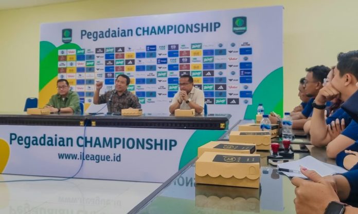 Deltras FC menjalin kolaborasi strategis dalam rangka mengimplementasikan program Holding UMKM sekaligus tindak lanjut dari MoU tiga kementerian terkait pengelolaan stadion dan kawasan penunjangnya yang digelar di Stadion Gelora Delta Sidoarjo, pada Kamis (4/12/2025) / Foto: istimewa