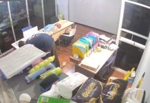 Polisi Berhasil Bekuk Spesialis Pembobol Brankas Asal Candi Pelaku saat beraksi membobol brankas/Foto: istimewa