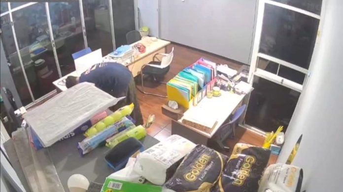 Pelaku saat beraksi membobol brankas/Foto: istimewa