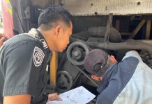 Jelang Nataru, Dishub Sidoarjo Intensifkan Pengawasan Bus Petugas dari Dinas Perhubungan Provinsi Jawa Timur bersama Dishub Kabupaten Sidoarjo saat melakukan pemeriksaan kelaikan kendaraan atau ram check pada bus AKDP yang beroperasi di wilayah ini / Foto: istimewa