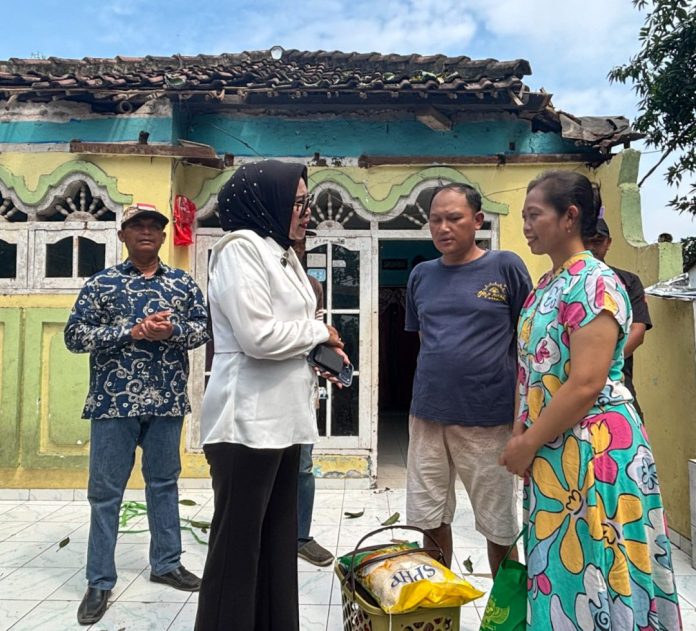 Wakil Bupati Sidoarjo, Hj. Mimik Idayana, meninjau rumah warga Desa Kedungsugo, Kecamatan Prambon, yang rusak diterjang angin kencang pada Rabu (10/12/2025) sore / Foto: istimewa