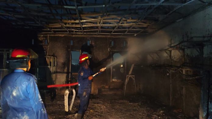 Petugas kebakaran saat proses pembasahan / Foto: istimewa