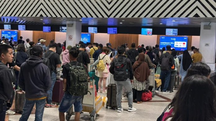 Suasana antrean penumpang di Bandara Juanda / Foto: istimewa