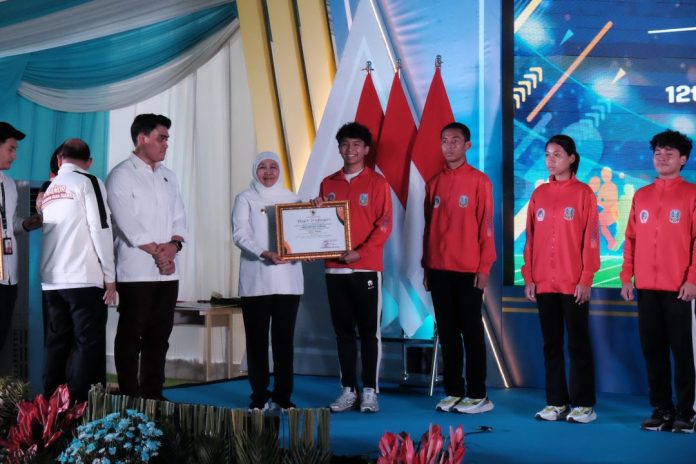 Gubernur Jawa Timur, Khofifah Indar Parawansa saat memberikan penghargaan ke sejumlah atlet / Foto: istimewa