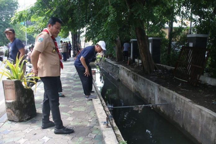 Bupati Subandi saat sidak sistem pembuangan air yang bermuara ke sungai di sekitar kawasan RSUD / Foto: istimewa