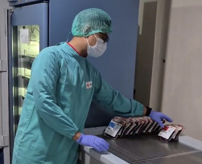 Petugas PMI Sidoarjo saat menyiapkan kantor darah pendonor/Foto: istimewa