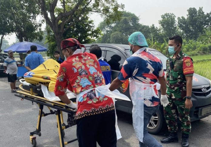 Proses evakuasi korban oleh petugas/Foto: istimewa