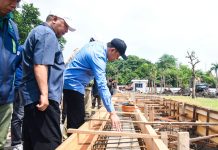 Bupati Subandi Ngamuk di Alun-Alun, Revitalisasi Rp 24,6 M Dinilai “Amburadul” Jelang Deadline Bupati Sidoarjo, H. Subandi, saat sidak progres revitalisasi Alun-alun Sidoarjo, Jumat. (5/12) / Foto: istimewa