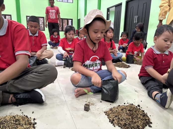 Anak Panti Asuhan Dorkas mengikuti kegiatan edukasi pertanian yang digelar di kawasan Puspa Lebo, Kabupaten Sidoarjo, Kamis (18/12/2025) / Foto: istimewa