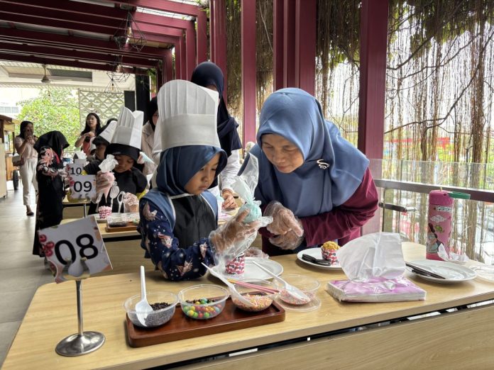 Interaksi hangat terlihat jelas saat ibu dan anak berdiskusi menentukan konsep hiasan cupcake / Foto: istimewa