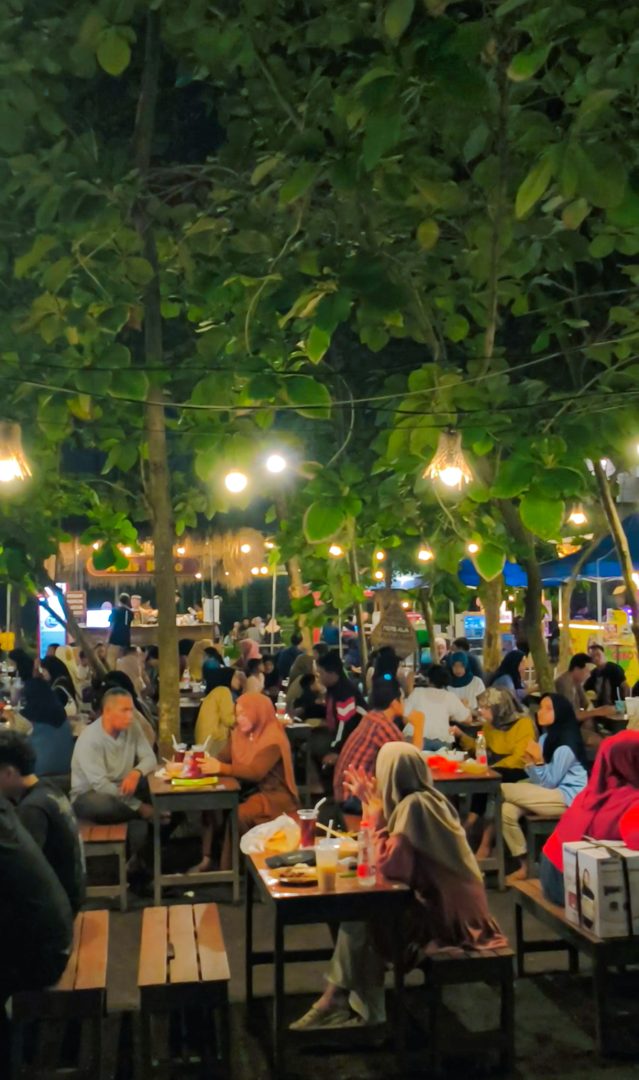 Pencinta kuliner di Sidoarjo hadir menikmati ruang makan terbuka di bawah rindangnya pohon jati dan suasana live musik akustik / Foto: Yard