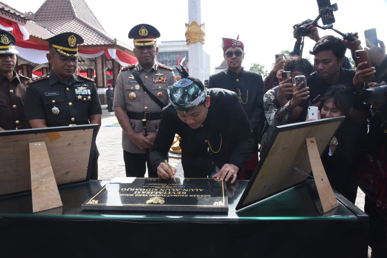 Bupati Sidoarjo Subandi saat meresmikan kembali Alun-alun Sidoarjo di Harjasda ke-167 tahun 2026 / Foto: istimewa
