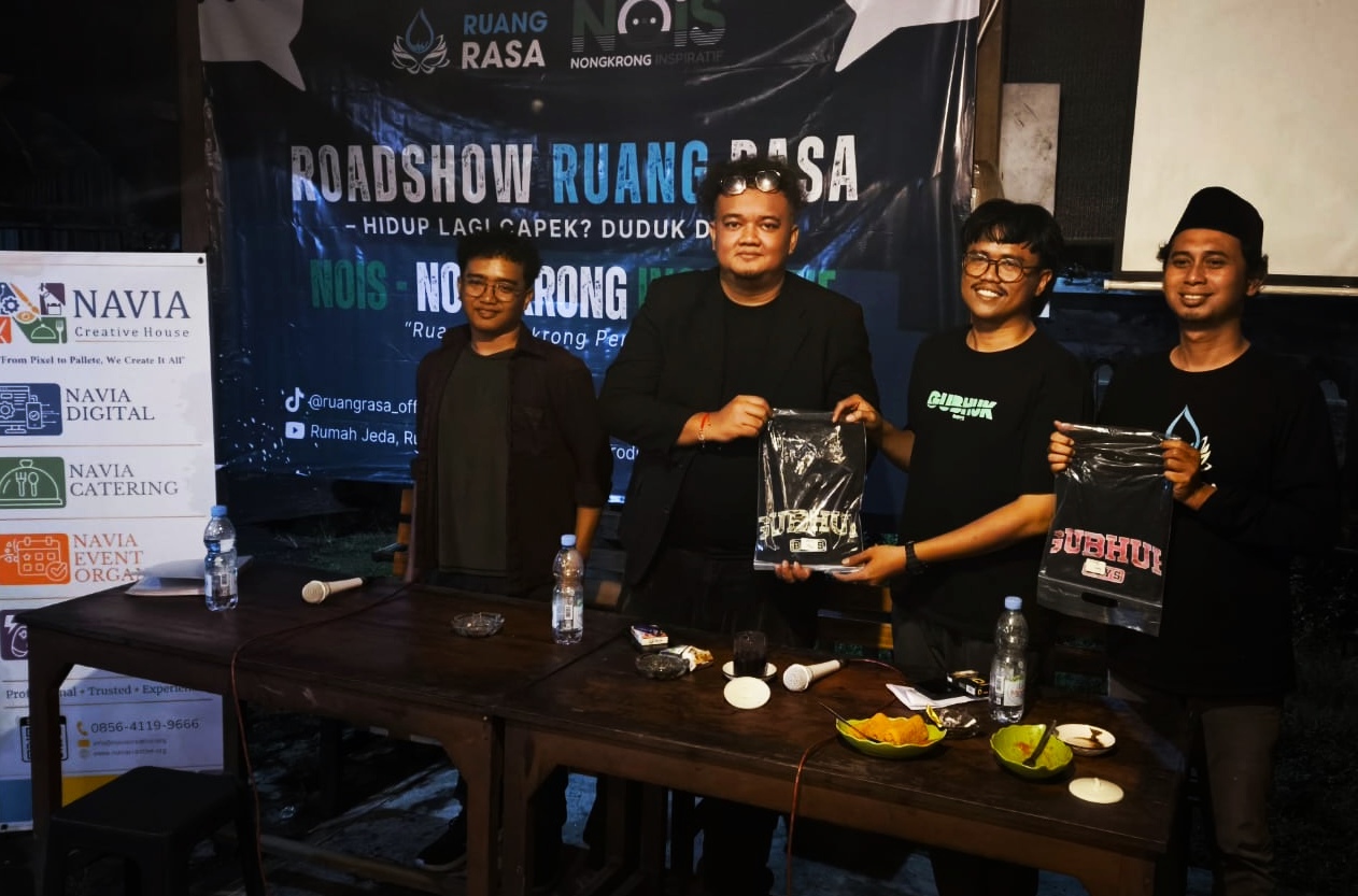 Pemberian cinderamata kaos Gubuk Boys dari pemilik Warkop Gubuk Kopi / Foto: istimewa