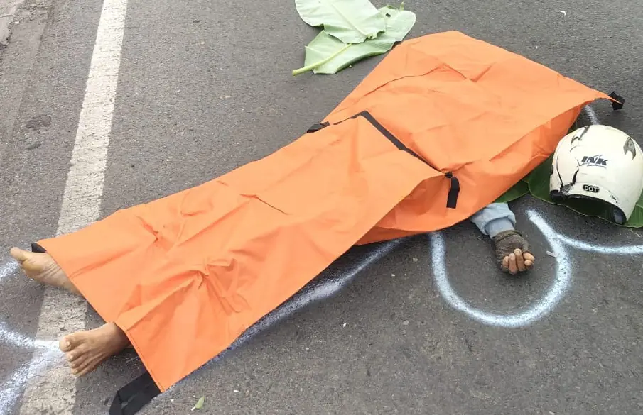 Pengendara Motor Tewas Terlindas Trailer di Raya Trosobo Korban pemotor dinyatakan meninggal dunia saat terlibat laka lantas di Jalan Raya Trosobo, Taman / Foto: istimewa