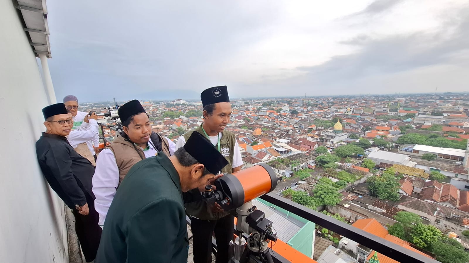 Hilal Tak Teramati di 21 Titik, Awal Ramadan 1447 H Tunggu Sidang Isbat Petugas pemantau hilal di Sidoarjo / Foto: istimewa