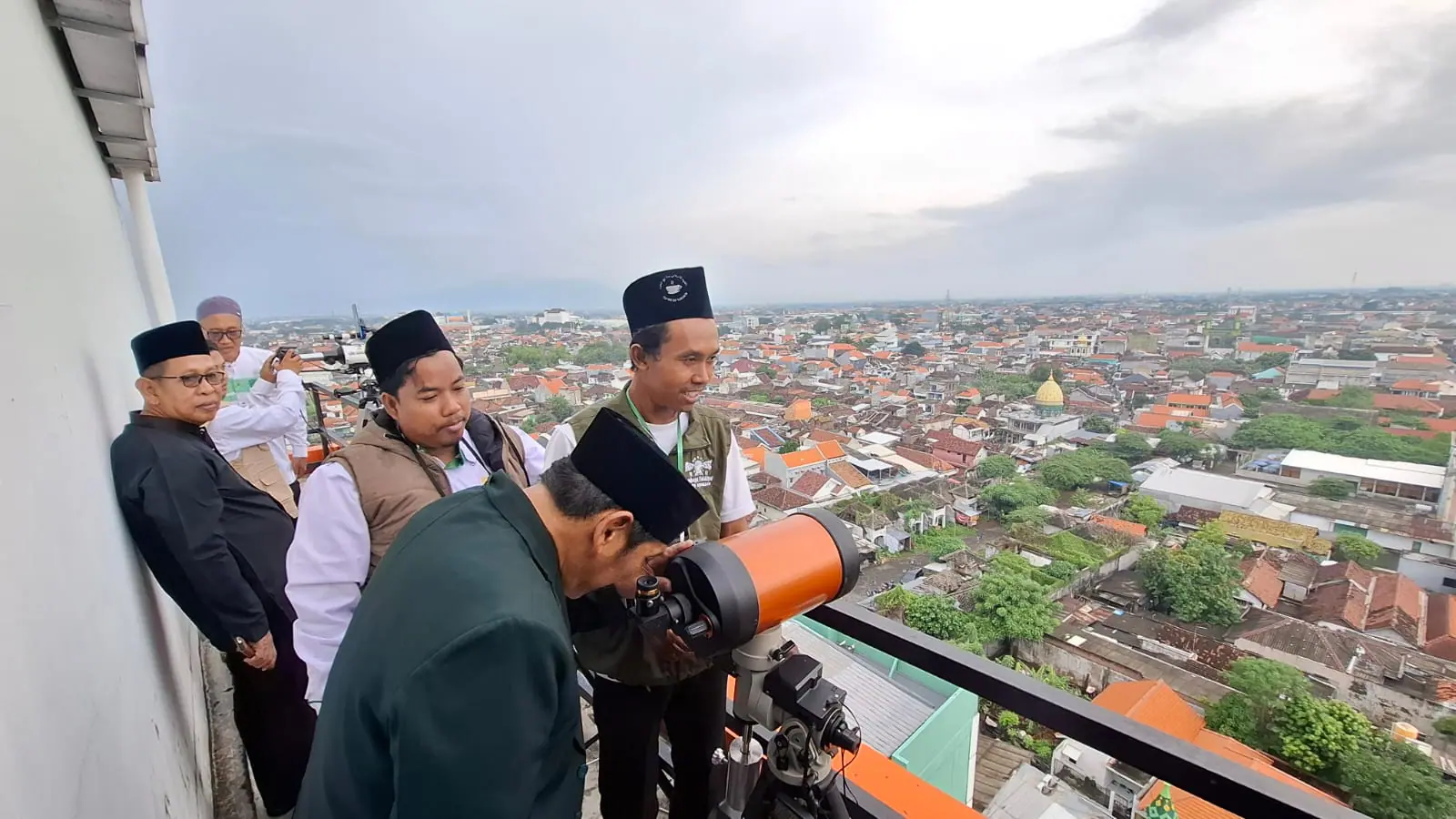Hilal Tak Teramati di 21 Titik, Awal Ramadan 1447 H Tunggu Sidang Isbat Petugas pemantau hilal di Sidoarjo / Foto: istimewa