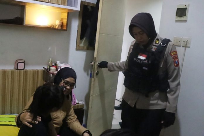 Kasat PPA dan PPO Polresta Sidoarjo, AKP Rohmawati Lailah, saat memimpin langsung patroli malam dalam pencegahan tindak kekerasan dan kejahatan terhadap kelompok rentan / Foto: istimewa