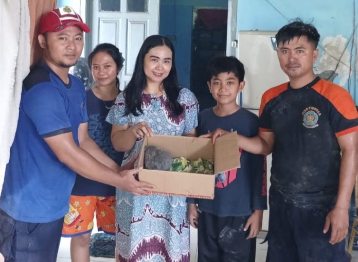 Petugas bersama warga yang melapor ke Damkar / Foto: istimewa