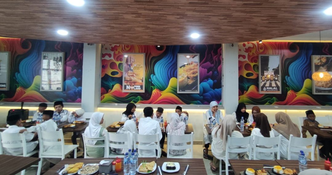 Adik-adik dari Yayasan Yatim Piatu dan Dhuafa Nusantara Bhakti Wira Nagara, Sukodono saat buka bersama / Foto: Yard