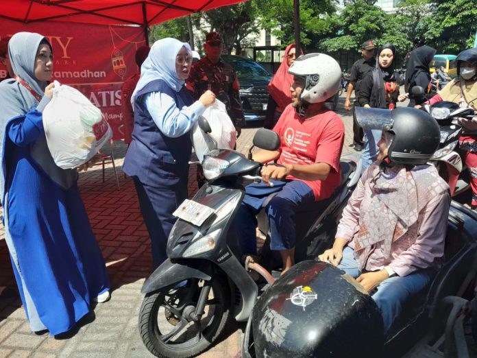 Klinik kecantikan DNY Skincare Sidoarjo membagikan sebanyak 2.600 paket bingkisan Lebaran yang disalurkan dalam kegiatan yang digelar di kawasan Bundaran Taman Paris, Perumahan Puri Surya Jaya, Kecamatan Gedangan, Kabupaten Sidoarjo, Sabtu (14/3/2026) / Foto: istimewa