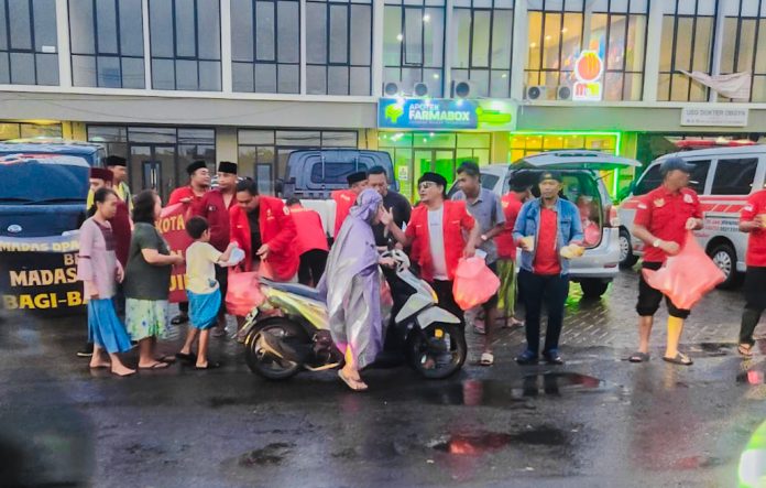 DPAC Madas Sedarah Sidoarjo Kota bersama DPAC Madas Sedarah Candi saat membagikan takjil gratis kepada masyarakat dan pengguna jalan di Desa Sidodadi, Kecamatan Candi, Kabupaten Sidoarjo, Minggu (15/03/2026) / Foto: istimewa