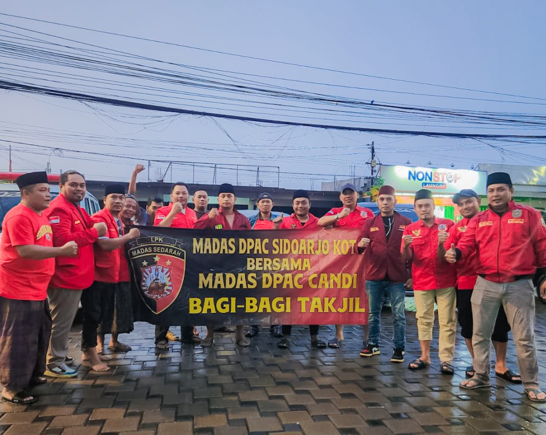 Pengurus dan anggota DPAC Madas Sedarah Sidoarjo Kota bersama DPAC Madas Sedarah Candi hingga jajaran DPC Kabupaten Sidoarjo dan DPD Jawa Timur saat foto bersama / Foto: istimewa