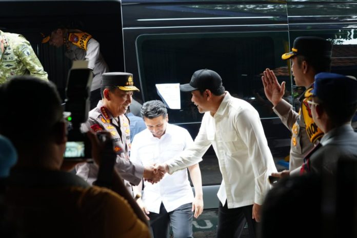 Bupati Sidoarjo, Subandi saat menyambut Kapolri Jenderal Pol. Listyo Sigit Prabowo di Terminal Purabaya, Bungurasih, Waru, Sidoarjo, Minggu , (13/03/2026) / Foto: istimewa