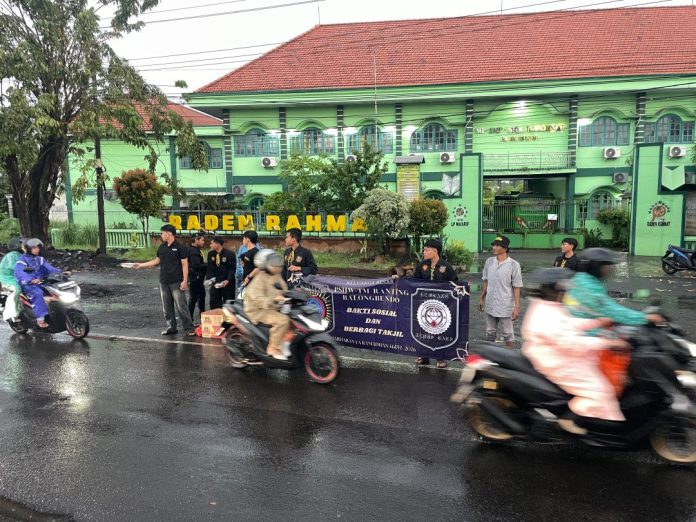Persaudaraan Setia Hati Winongo Tunas Muda (PSHW-TM) Ranting Balongbendo, Kabupaten Sidoarjo membagikan ratusan paket takjil gratis kepada para pengguna jalan di kawasan Jalan Bambang Juwono, Balongbendo, Minggu (15/3/2026) / Foto: istimewa
