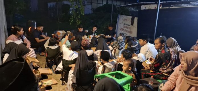 Suasana hangat dan penuh kebersamaan saat buka puasa bersama dengan anak-anak binaan komunitas Save Street Child (SSC) Sidoarjo di Kedai Tepi Jalan, Minggu (15/3/2026) / Foto: istimewa