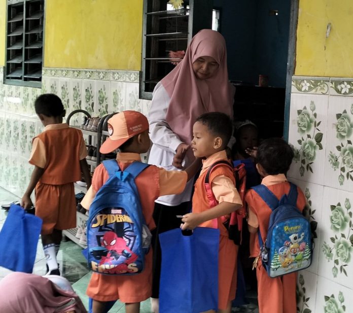 Paket makanan Program Makan Bergizi Gratis (MBG) di Desa Modong, Kecamatan Tulangan, Kabupaten Sidoarjo saat dibagikan ke penerima manfaat / Foto: istimewa