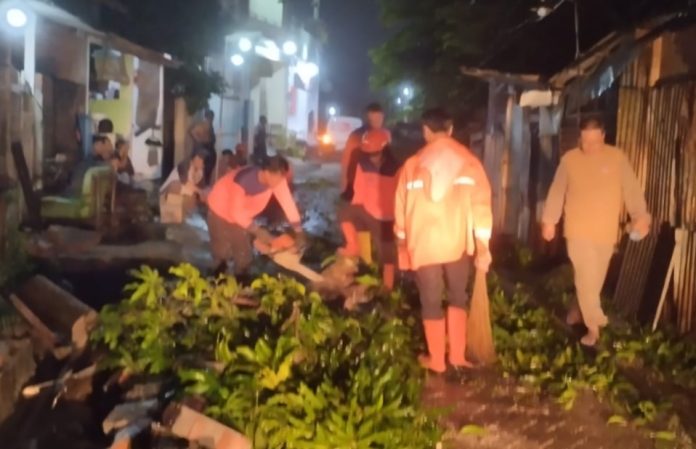 Petugas saat proses evakuasi pasca angin kencang melanda Sidoarjo / Foto: istimewa