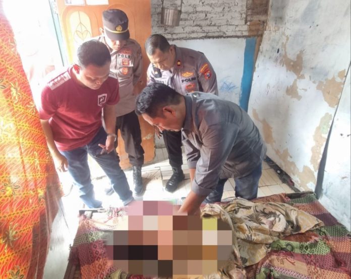 Petugas saat melakukan olah Tempat Kejadian Perkara (TKP) / Foto: istimewa