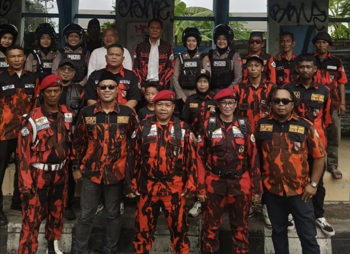 SAPMA Pemuda Pancasila Kabupaten Sidoarjo bersama jajaran Pemuda Pancasila Sidoarjo melalui aksi sosial pembagian takjil gratis kepada masyarakat dan pengguna jalan / Foto: istimewa