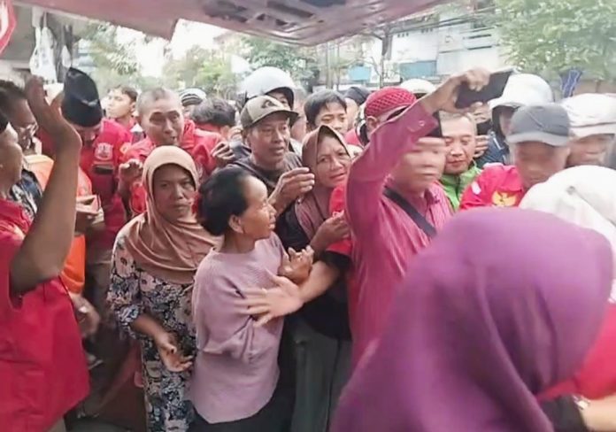 Anggota DPC Madas Sidoarjo saat menggelar kegiatan sosial dengan membagikan sekitar 1.000 paket takjil kepada masyarakat dan pengguna jalan di Jalan Raya Gajahmada, Selasa, (10/03/2026) / Foto: Istimewa