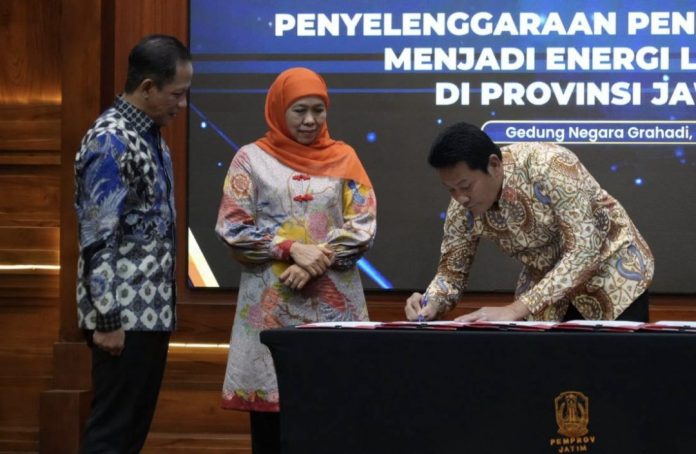 Bupati Sidoarjo, Subandi saat teken Perjanjian Kerja Sama (PKS) bersama Provinsi Jawa Timur / Foto: istimewa