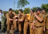 Mulai 1 April 2026, ASN Sidoarjo Wajib WFH Setiap Jumat, Ini Aturan Lengkap dari Bupati Subandi Bupati Subandi saat bersalaman dengan ASN Kabupaten Sidoarjo / Foto: istimewa