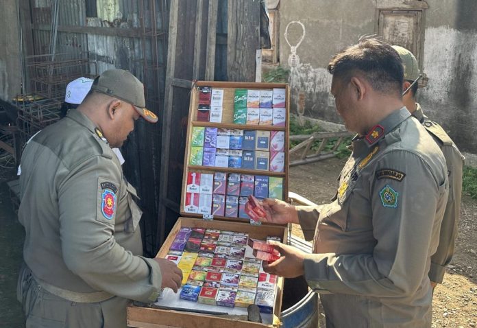 Petugas Satpol PP saat melakukan operasi rokok ilegal / Foto: istimewa