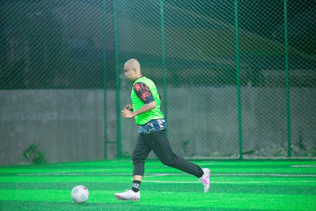 Sekretaris DPD KNPI Sidoarjo, Andry Harmoko saat bermain Fun Match Mini Soccer internal antar Satuan Siswa, Pelajar, dan Mahasiswa (SAPMA) Pemuda Pancasila Kabupaten Sidoarjo di Pilar Sport Center, Sidoarjo, Selasa, (12/05/2026) malam / Foto: istimewa