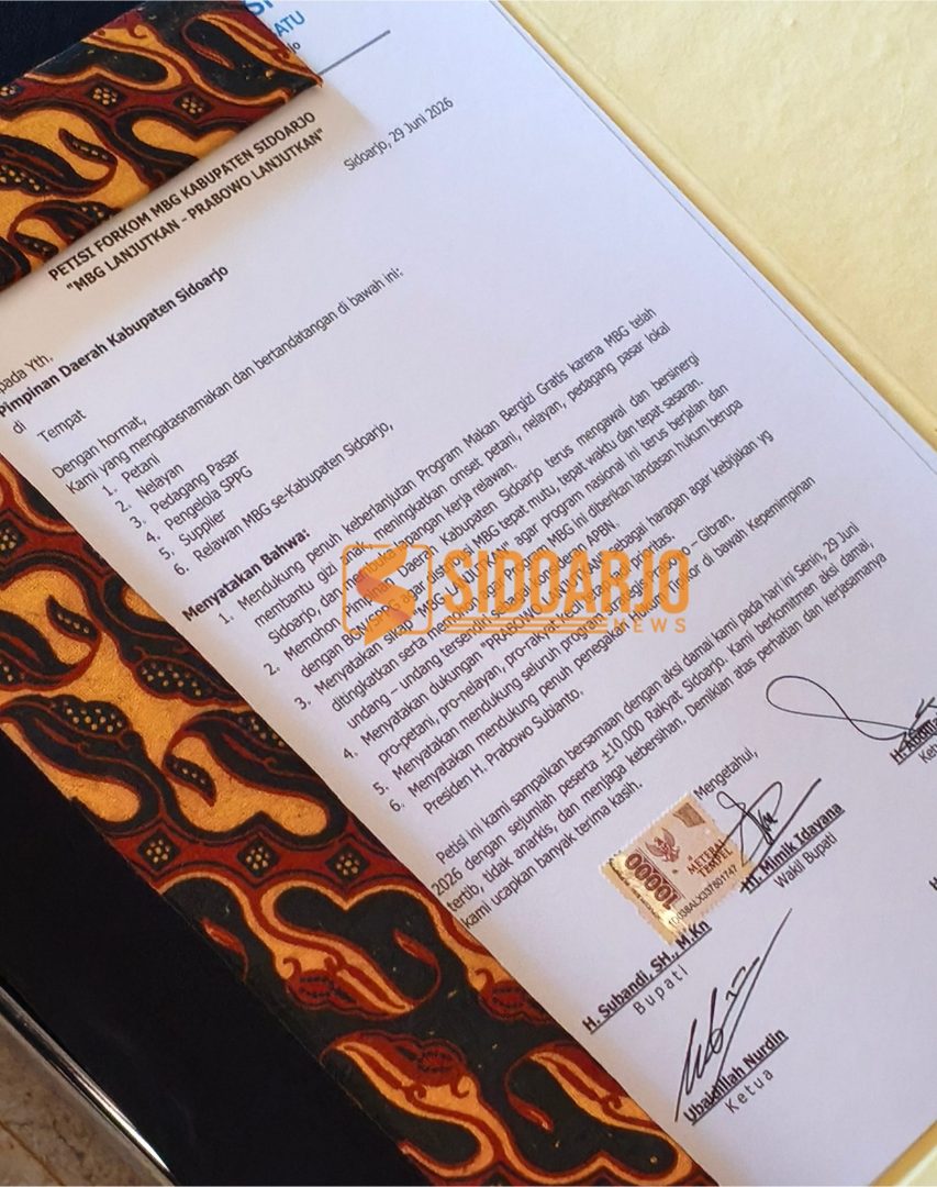 Petisi bertajuk "MBG Lanjutkan - Prabowo Lanjutkan" ditandatangani usai aksi damai yang digelar Forum Komunikasi MBG Kabupaten Sidoarjo Bersatu di depan Pendopo Kabupaten Sidoarjo, Senin (29/6/2026). Petisi tersebut memuat dukungan terhadap keberlanjutan Program Makan Bergizi Gratis / Foto: sidoarjonews.id/yard