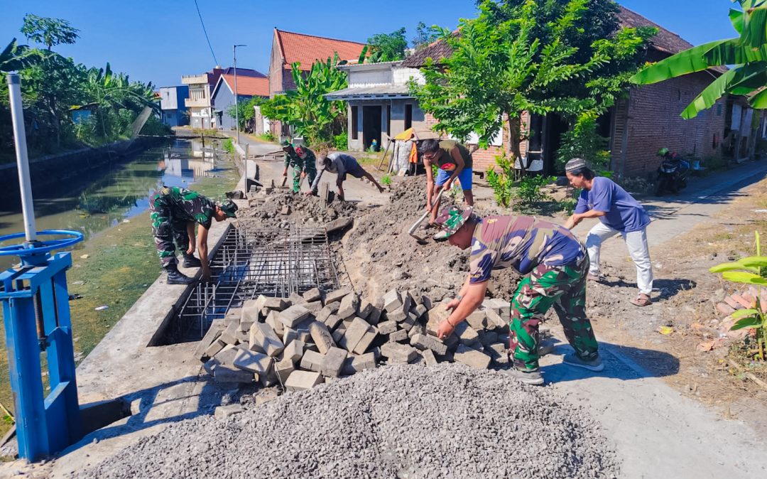 Pembangunan Jembatan Perintis Garuda di Desa Sumorame, Kecamatan Candi, Kabupaten Sidoarjo, melibatkan kolaborasi TNI dan masyarakat melalui kerja bakti bersama. Infrastruktur tersebut diharapkan mampu meningkatkan mobilitas warga sekaligus mendukung kemajuan wilayah setempat / Foto: Istimewa.