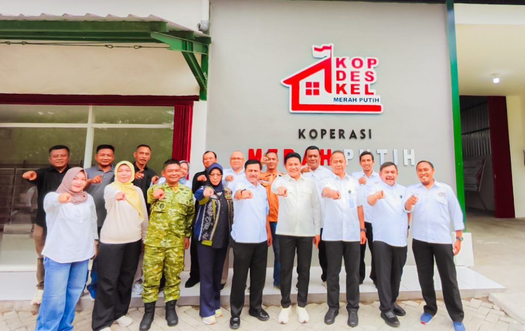 Bupati Sidoarjo H. Subandi bersama Tenaga Ahli Utama Deputi V Kantor Staf Presiden Letjen TNI (Purn) Arif Rahman, jajaran Forkopimda, dan pengurus Koperasi Desa/Kelurahan Merah Putih berfoto bersama usai meninjau pelaksanaan program KDMP di Desa Sumorame, Kecamatan Candi, Jumat (12/6/2026) Foto: istimewa