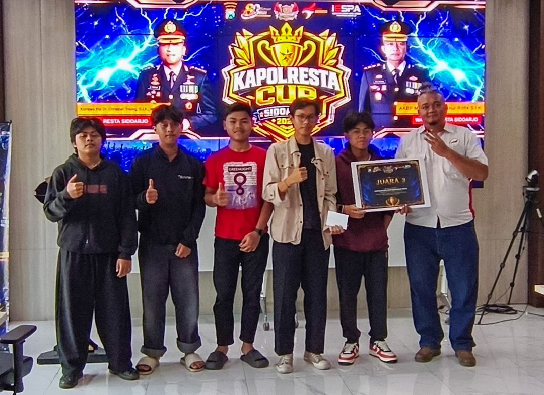 Ekspresi bangga ditunjukkan tim peraih Juara 3 usai menerima penghargaan dari Ketua Umum ESI Kabupaten Sidoarjo pada Turnamen Mobile Legends Kapolresta Sidoarjo Road to Kapolda Cup dan Kapolri Cup 2026, Minggu (14/6/2026) / Foto: sidoarjonews.id