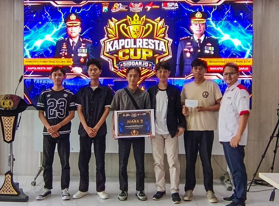 Tim peraih Juara 2 Turnamen Mobile Legends Kapolresta Sidoarjo Road to Kapolda Cup dan Kapolri Cup 2026 menerima penghargaan yang diserahkan Sekretaris Umum IESPA Kabupaten Sidoarjo usai pertandingan di Polresta Sidoarjo, Minggu (14/6/2026) / Foto: sidoarjonews.id