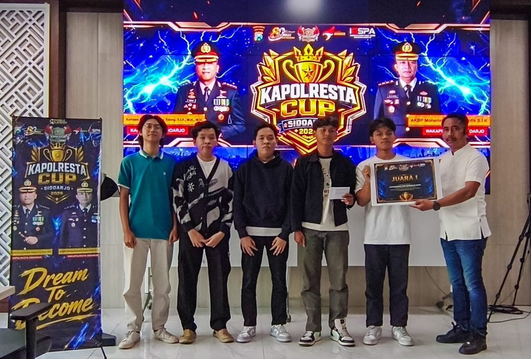 Tim Cakmertzy menerima piagam penghargaan Juara I Kapolresta Cup Sidoarjo 2026 setelah sukses mengungguli para pesaing dan keluar sebagai kampiun turnamen / Foto: sidoarjonews.id